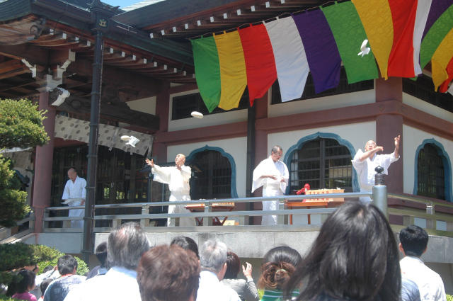 大祭の餅投げ